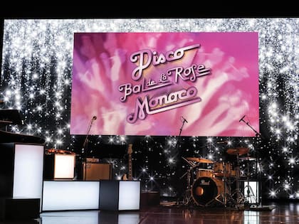 El salón se convirtió en una suerte de Studio 54 con más de mil luces, purpurina y bolas de espejo. Y todo lo recaudado fue para la Fundación Princesa Grace.