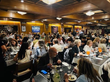 El salón siempre repleto del restaurante Armenia