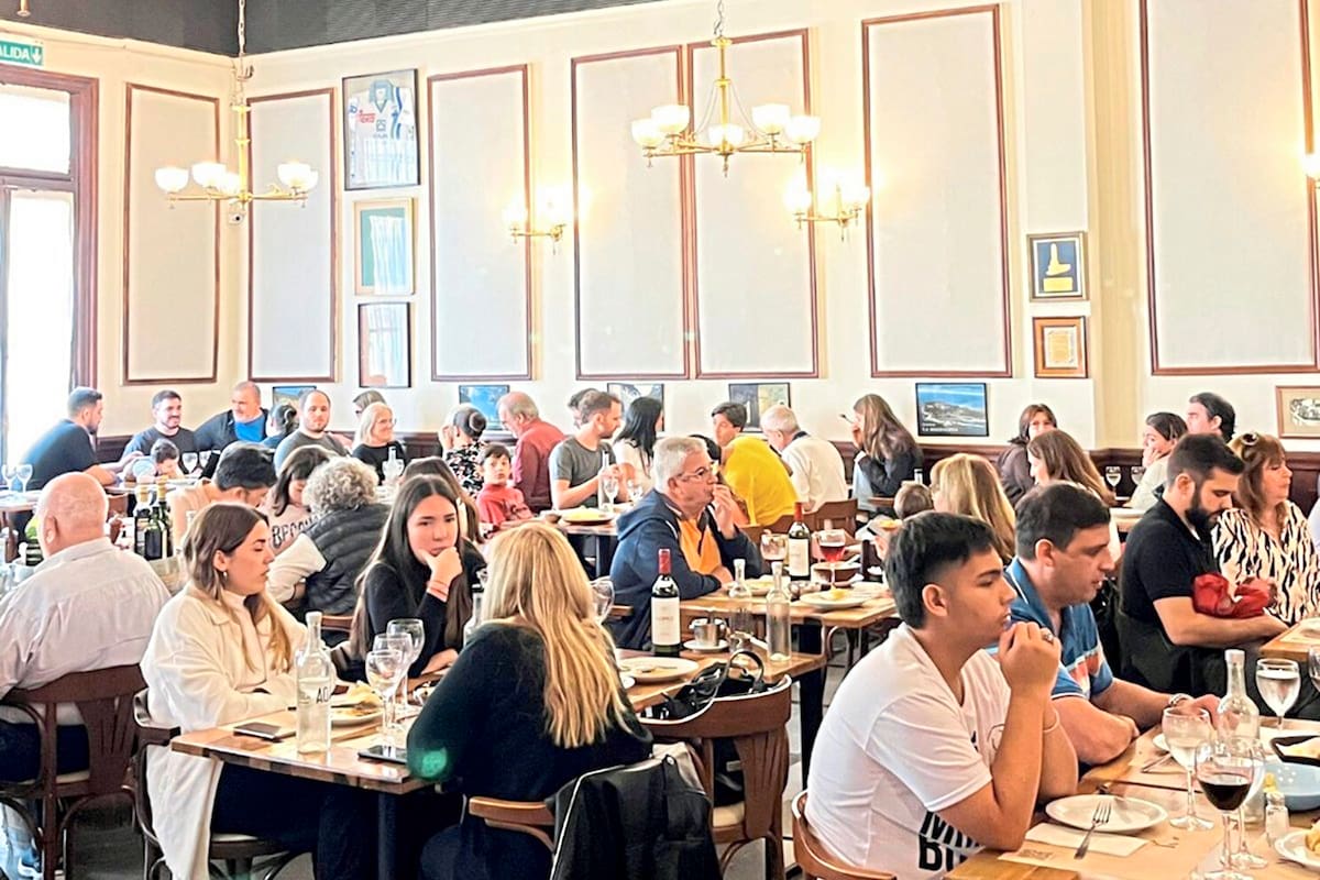 El salón suele estar lleno, con un aire relajado