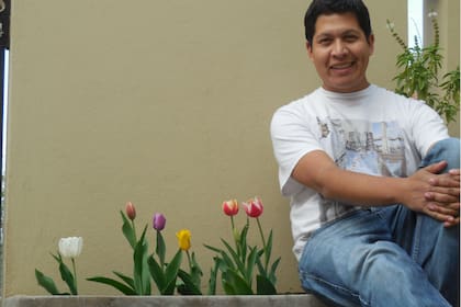 El salteño Daniel Ibarra con cinco de sus diez variedades: Inzell (blanco), Ad Rem (naranja), Purple flag (violeta), Yokohama (amarillos), Leen van der Mark (rojos con puntas blancas)