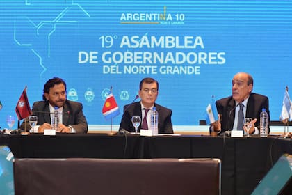 El salteño Gustavo Sáenz, el santiagueño Gerardo Zamora y el ministro del Interior, Guillermo Francos