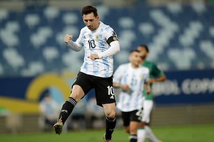 El saltito de Messi para festejar el primero de sus goles, de penal