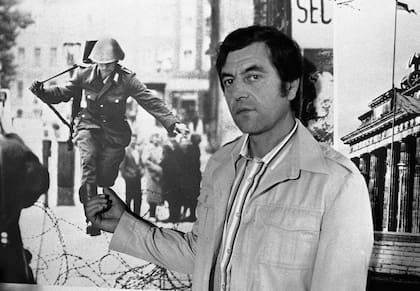 El salto a la libertad: Schumann abandona su arma y cruza hacia Berlín Occidental, apenas dos días después del cierre de la frontera