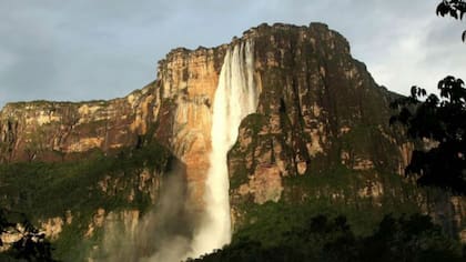 El Salto Ángel, al que sólo se acede por barca y por aire, es quizás el atractivo más conocido de Venezuela