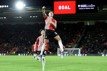 El salto de Carlos Alcaraz tras anotar el primer gol de Southampton con un gran remate desde afuera del área; su equipo está tercero en el Championship.