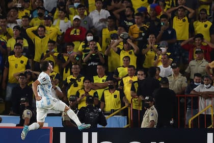 El salto de Julián Álvarez en el festejo de su gol, el primero en el seleccionado; a los 24 minutos puso en ventaja a la Argentina contra Ecuador en la última fecha de las eliminatorias para el Mundial Qatar 2022.