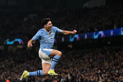 El salto de Julián Álvarez tras marcar el segundo gol de Manchester City