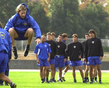 El salto de Martín Palermo en un entrenamiento en el Tama estadio, el 25 de noviembre de 2000