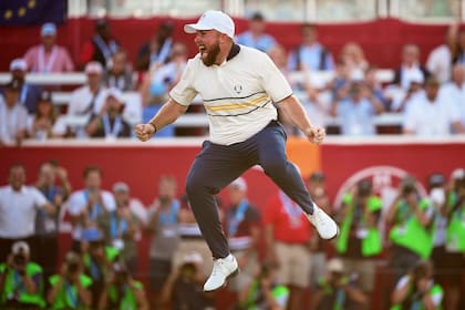 El salto de Shane Lowry es celebración y desahogo; un putt en el hoyo 18 le dio un triunfo ajustado a Europa en el Bethpage Black en Farmingdale (AP Photo/Matt Slocum)