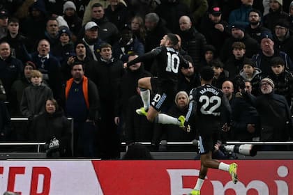 El salto en el festejo de Buendía tras convertir el 1-0 para Aston Villa