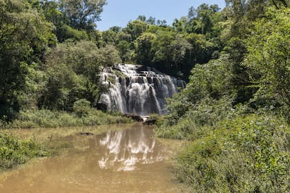 El salto está sobre el arroyo Yasy.