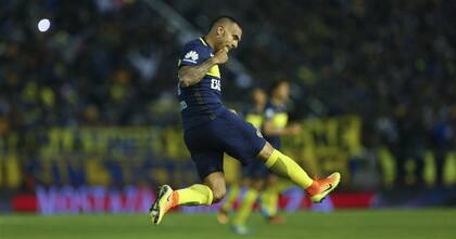 El salto ganador y con bronca de Tevez; suspendido en el torneo, volvió a jugar, convirtió dos goles, uno de los penales y fue determinante