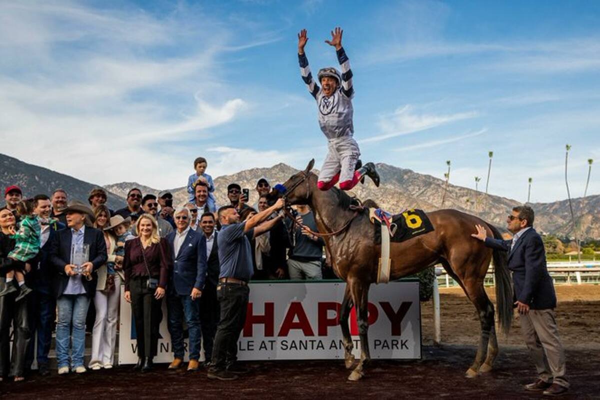 El salto icónico de Frankie Dettori, tras ganar el San Antonio Stakes (G2) este lunes en Santa Anita Park.