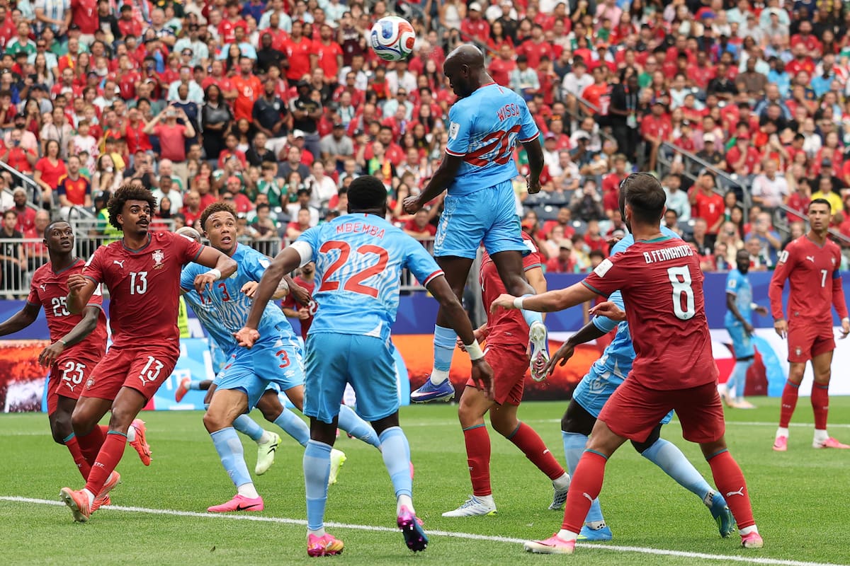 Yoane Wissa, ao sofrer ataque de ácido nos olhos, ao marcar gol contra Portugal, no Congo, na Copa do Mundo