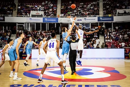El salto inicial, entre Marcos Delía y Ángel Delgado; mientras llovía, el Palacio de los Deportes sufrió una gotera que interrumpió largamente el partido y a poco estuvo de darle los puntos a la Argentina.