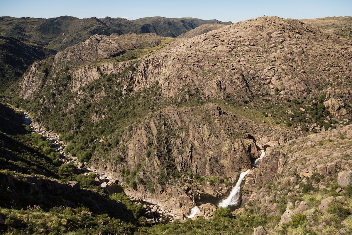 El salto está rodeado de durazneros.