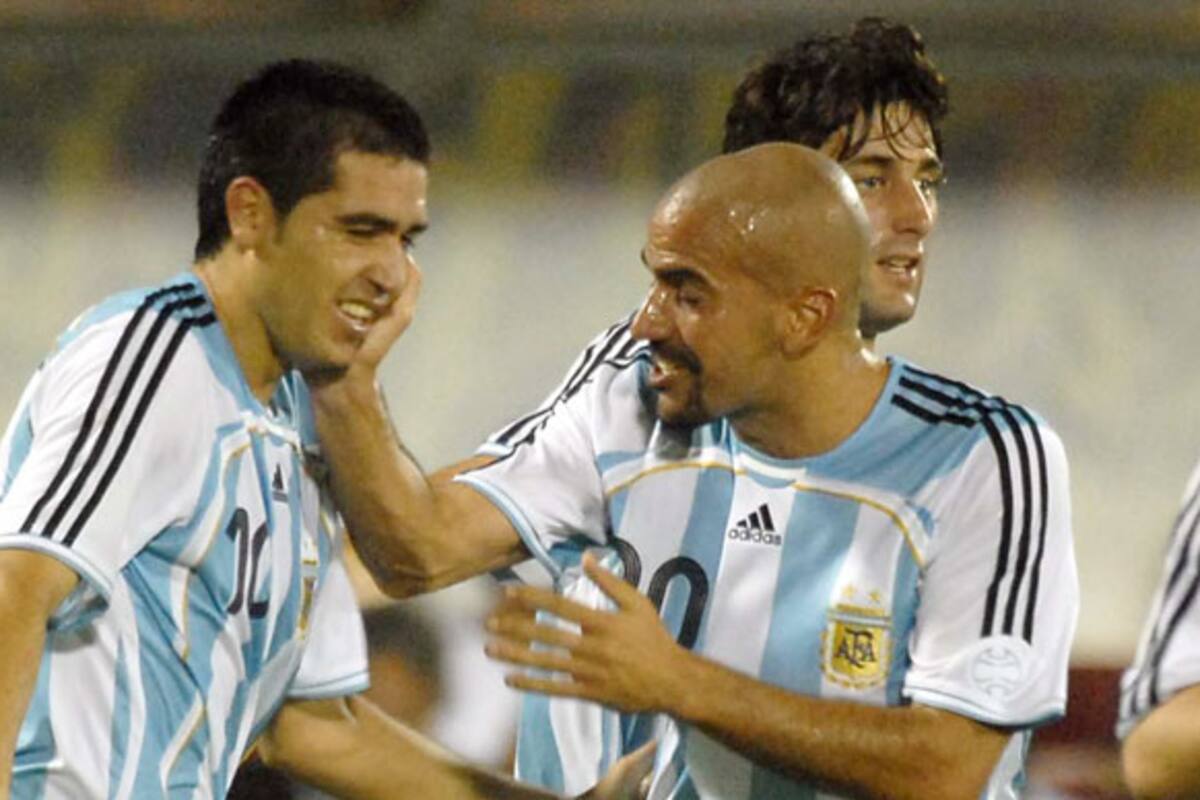 El saludo afectuoso de Verón a Riquelme, tras el segundo
gol del 10; atrás,
Diego Milito disfruta