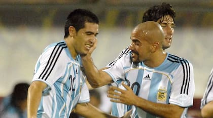 El saludo afectuoso de Verón a Riquelme, tras el segundo
gol del 10; idilio de selección