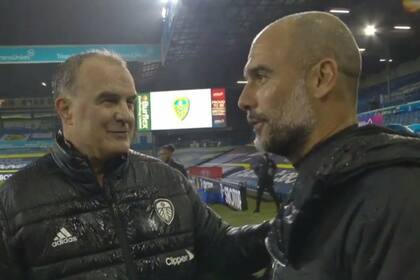 El saludo afectuoso entre Bielsa y Guardiola, no bien terminó el partido entre Leeds y Manchester City.