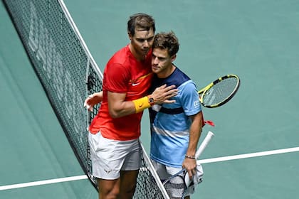 El saludo afectuoso entre Nadal y Schwartzman, dos buenos compañeros del circuito.