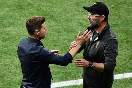 El saludo con Klopp, el técnico de Liverpool que fue rival en la Premier League y en la final de la Champions