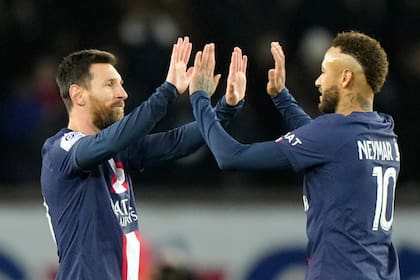 El saludo con su amigo Neymar