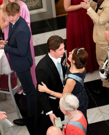 El saludo con su madre, la princesa Mary, quien lució el mismo vestido que eligió para los premios Bambi en Alemania en 2014 y la fiesta de Año Nuevo de 2015