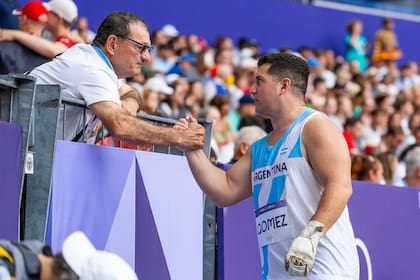 El saludo con su papá, tras lanzar en los Juegos Olímpicos París 2024