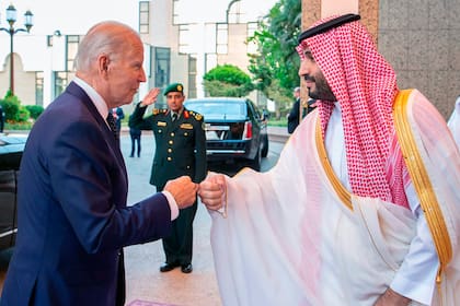 El saludo con un puño en el palacio real saudita entre el presidente Joe Biden y l rpíncipe Mohammed ben Salman, en Jeddah. (Bandar Aljaloud/Saudi Royal Palace via AP)