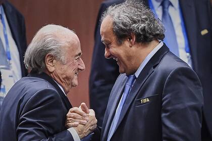 El saludo de Blatter con Platini, ayer, tras la reelección del suizo