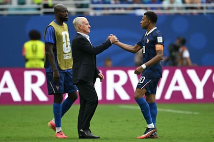 El saludo de Didier Deschamps con Kylian Mbappé en el último partido como entrenador de Francia