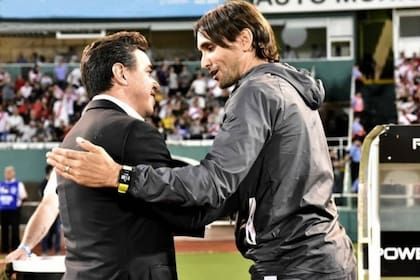 El saludo de Diego Martínez con Marcelo Gallardo durante la semifinal entre River y Estudiantes, de Caseros, por la Copa Argentina