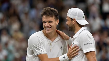 El saludo de dos jugadores de diferentes generaciones: Mensik tiene 20 años y Dimitrov 35