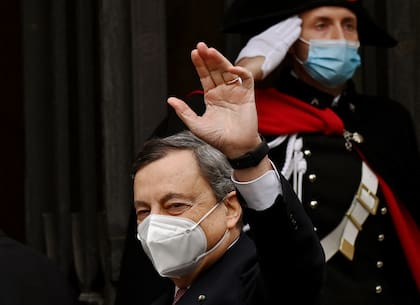 El saludo de Draghi a su llegada al Senado
