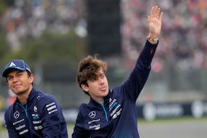El saludo de Franco Colapinto, acompañado por Alexander Albon; el argentino redondeó una buena carrera a pesar de los problemas; el tailandés debió abandonar por un choque en el primer giro en México