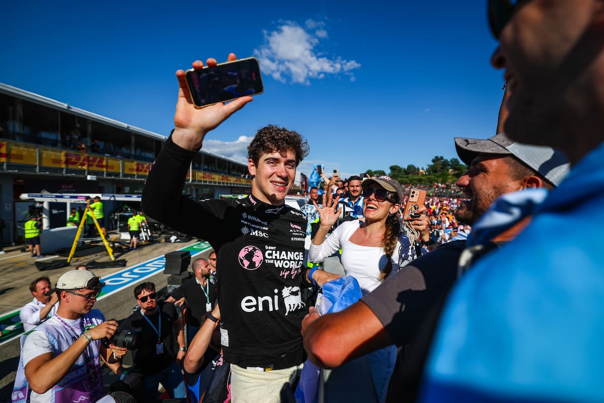 El saludo de Franco Colapinto con los fans argentinos, después de completar la carrera en Imola