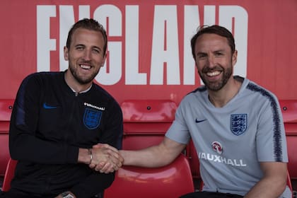 El saludo de Harry Kane con el DT Gareth Southgate
