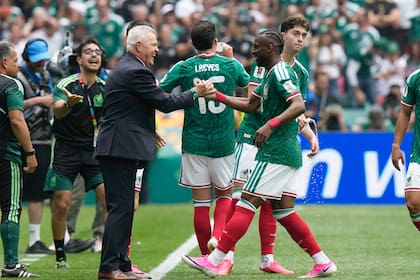 El saludo de Javier Aguirre con su extremo izquierdo Julián Quiñones, uno de los mejores jugadores de este México que ganó dos partidos, pero lejos estuvo de disimular las fragilidades.