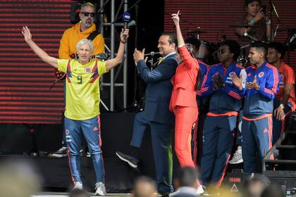 El saludo de José Pekerman en El Campín, junto con los jugadores