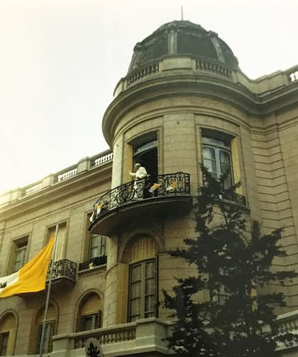 El saludo de Juan Pablo II en 1982 desde el segundo piso del Palacio Fernández Anchorena. "Hoy el lugar no solo es un Monumento Histórico Nacional; es la casa del Papa en Argentina"