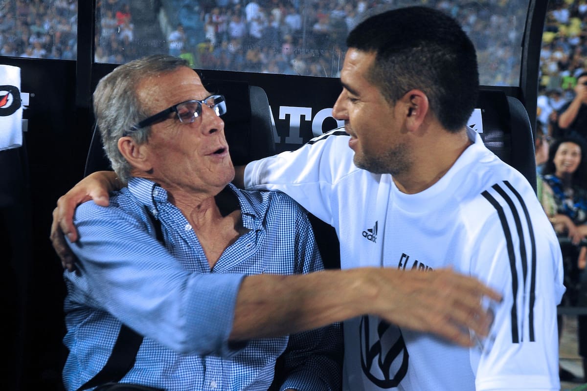 El saludo de Juan Román Riquelme con Oscar Washington Tabarez