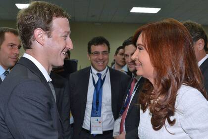 El saludo de Mark Zuckerberg y Cristina Kirchner en 2015, en la séptima Cumbre de las Américas