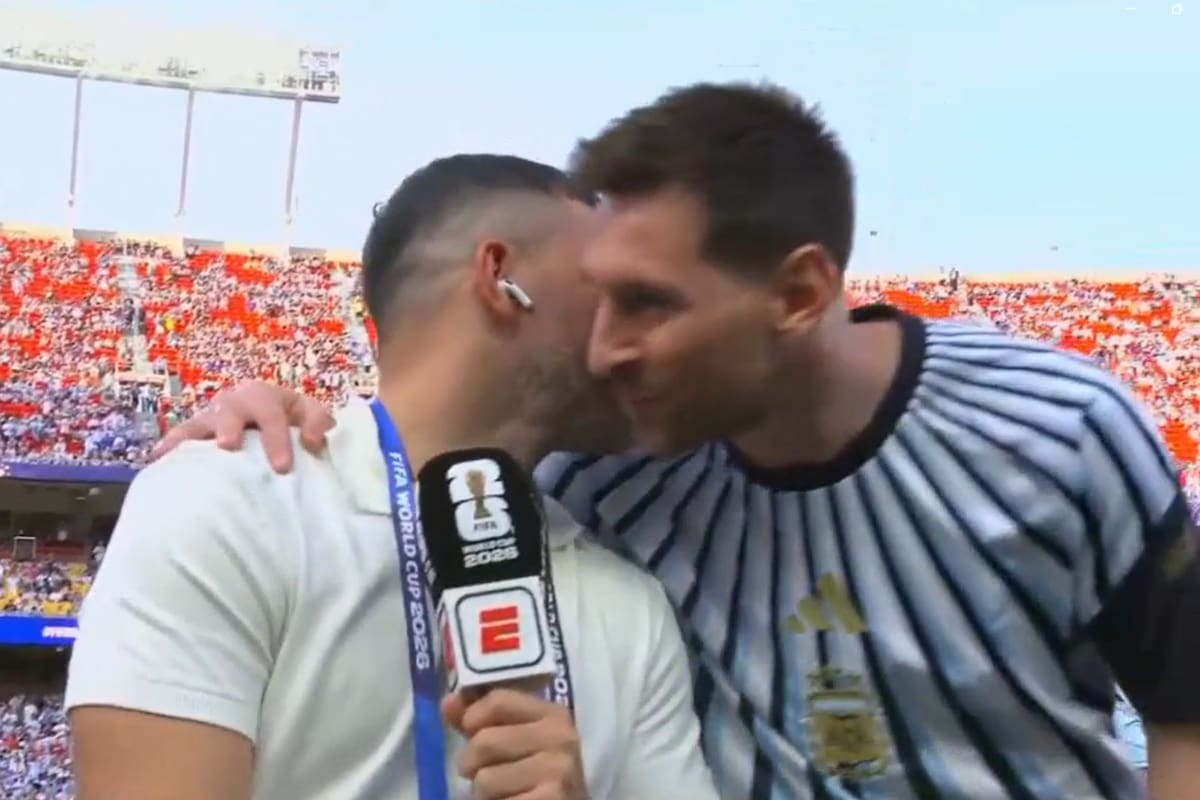 Video: el saludo de Messi al Kun Agüero durante la entrada en calor