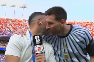 El saludo de Messi al Kun Agüero durante la entrada en calor