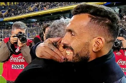 El saludo de Néstor Gorosito con Carlos Tevez, en el debut del Apache como DT en Rosario Central; una charla al oído con complicidades