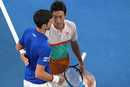 El saludo de Novak Djokovic a Kei Nishikori; el serbio ya está en las semifinales