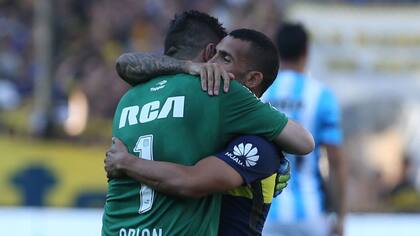 El saludo de Orion y Tevez