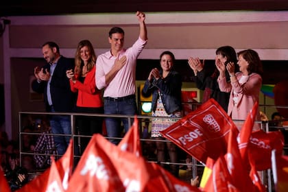 El saludo de Pedro Sánchez a sus seguidores, anoche, en Madrid