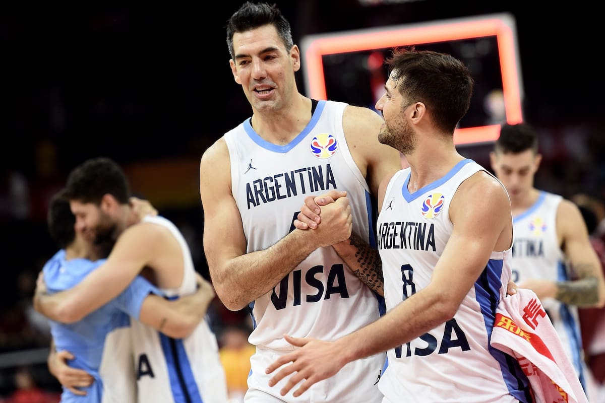 El saludo de Scola con Laprovittola; un trabajo en equipo