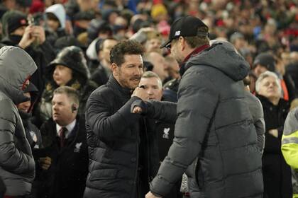 El saludo de Simeone con Klopp, antes del partido